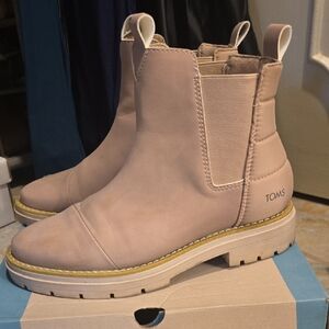 TOMS Women's Skylar Warm Taupe Booties Great Condtion